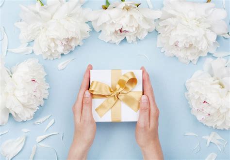 The cut has compiled a list of 21 fresh gift ideas from traditional registry items, from anthropologie recipe cards to a roomba. Best Last-Minute Wedding Gift Ideas - Royal Wedding