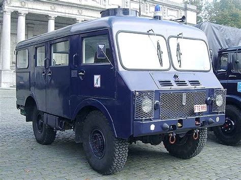 vehicule de transport pour les brigades d intervention gendarmerie belge camion fn politie