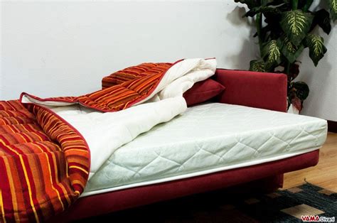 Un divano bello e raccolto, che si trasforma rapidamente in un comodo letto per 2 persone. Divano letto a libro - VAMA Divani