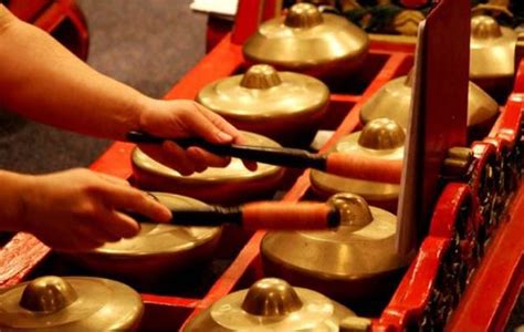 Kamu pernah bermain alat musik tradisional, belum? Alat Musik Tradisional Jawa Tengah Beserta Penjelasannya ...