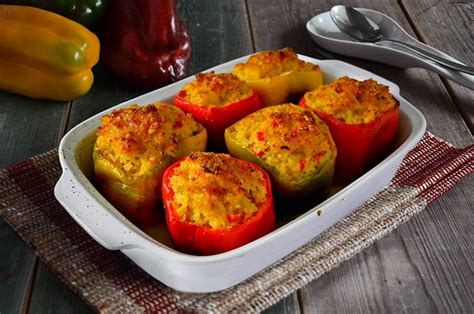 Aggiungere all'interno del vassoio dove vi sono i peperoni, lo spicchio di aglio tritato (12), l'olio extravergine di oliva nelle quantità sopra. Ricetta Peperoni ripieni - La Ricetta della Cucina Imperfetta