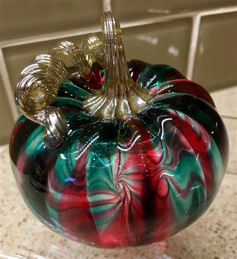 Beautiful red and green glass pumpkin by Nick Leonoff (2015) | Glass
