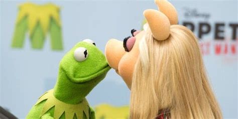 Miss Piggy And Kermit Kissing Kermit And Miss Piggy Miss Piggy Muppets