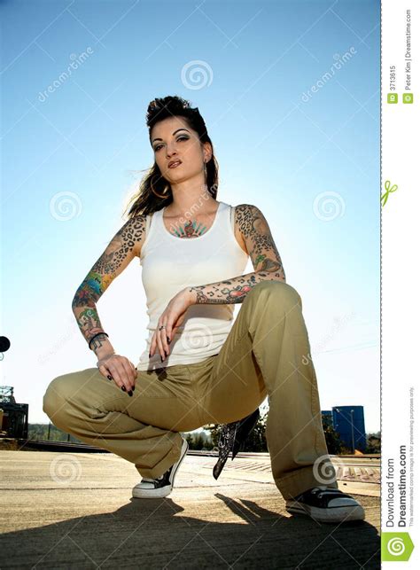 Giovane Donna Con I Tatuaggi Immagine Stock Immagine Di Elegante Posa 3713615