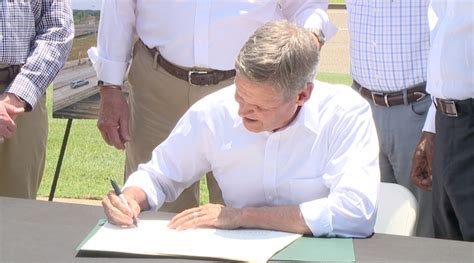Governor Signs Transportation Act In Jackson Wbbj Tv