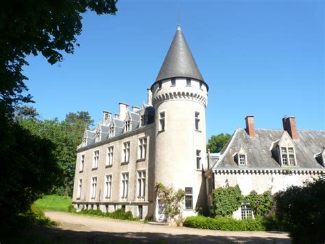 Under Compromise Berry Region Chateau Neo Gothique Sur 7 Ha