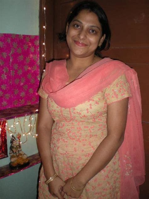Cute South Indian Aunty Stills All Mp Songs