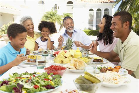 8 Reasons Why You Should Eat Dinner With Your Family