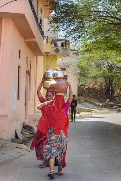 Best Indian Women Carrying Water On Head Stock Photos