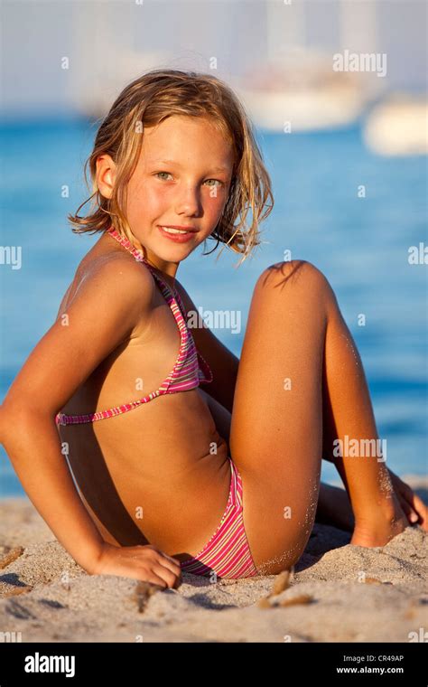 Frankreich Corse du Sud Rondinara Strand junges Mädchen Stockfotografie Alamy