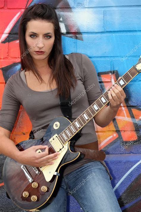 Female Guitar Player In Front Of A Tagged Wall — Stock Photo