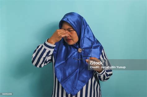 Wanita Asia Berjilbab Biru Kemeja Bergaris Menggosok Mata Yang Sakit