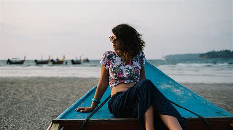 Beautiful Woman Sitting On A Boat At The Beach Del Colaborador De