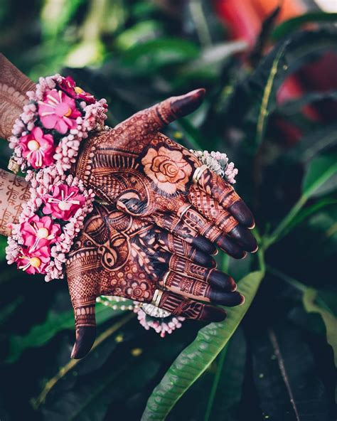 These henna designs with just floral patches all over are an interesting twist to the usual traditional bridal mehendi designs! How To Make Your Mehndi Designs Darker And Last Longer