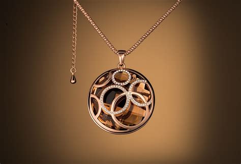 Jewelry Photography: Golden Pendant Shot, Pro Club ... The market for photographing jewelry is growing by the day.