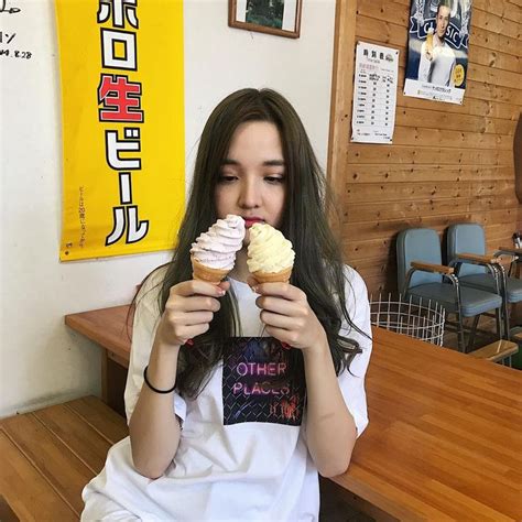 Dia ni akan akan dengan semua orang bersebab dan benefit dia tapi dia berlakon mangsa Gambar mungkin berisi: 3 orang, orang makan, es krim dan ...