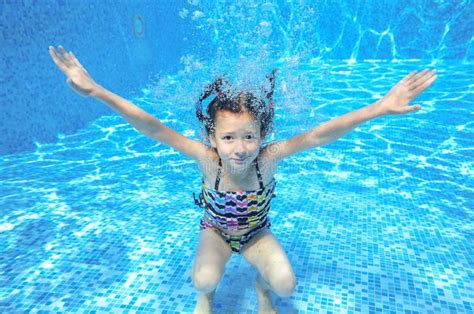 Mädchen Schwimmt Im Unterwasser Swimmingpool Glücklicher Aktiver Jugendlicher Taucht Und Hat
