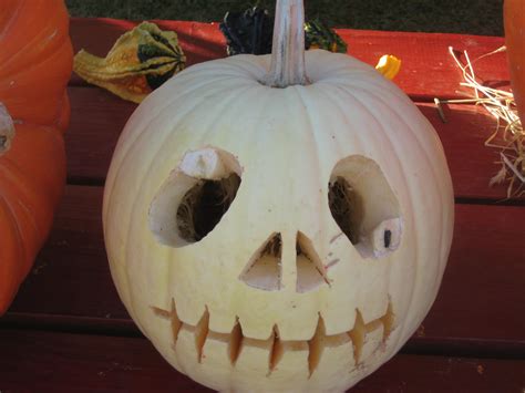 If you're ready to have the most unique halloween decorations on the block this year, scroll through for some cute pumpkin painting ideas. Looking for Pumpkin Decorating Ideas? | Jones Apprenti Blog
