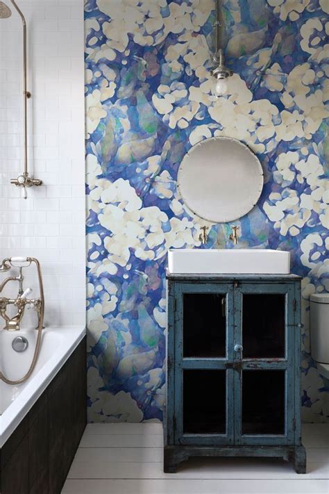 PANTONE 2020 CLASSIC BLUE HUES BUBBLE SPLATTER WALLPAPER IN RUSTIC