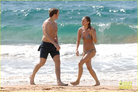 Finnick S Looking Fine Sam Claflin Goes Shirtless In Hawaii Photo Bikini Sam