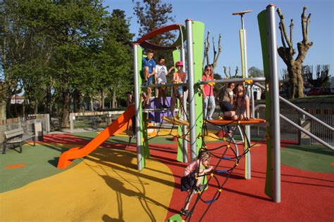 Rien de mieux qu'une aire de jeux pour amuser vos enfants et leurs amis à l'arrivée des beaux jours. Les enfants du Conseil Municipal inaugurent la nouvelle ...