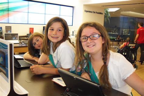 HUNTINGTON BEACH GIRL SCOUT TROOP 746 EARNING OUR COMPUTER FUN BADGE