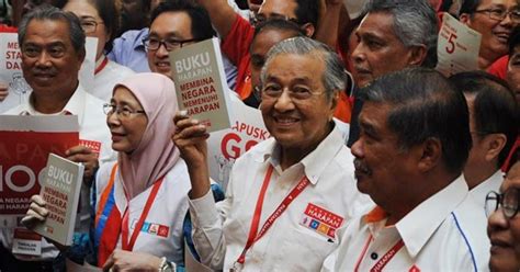 More image makers for mohd najib a kadir jasin if you have the bad luck of being in a leaking boat, you should try to stay. The Scribe A Kadir Jasin: Sebanyak 101 Inisiatif Dalam ...