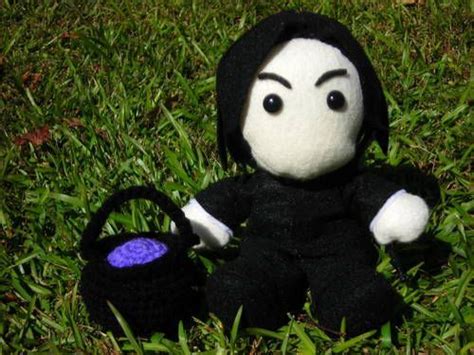 Vložte klobúk do klobúka a pripevnite ho špendlíkmi. Cute! Snape Plushie | Harry potter ornaments, Craft images, Plushies