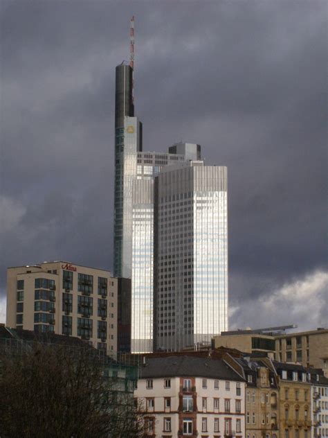 Commerzbank finances 30% of germany's foreign trade and is leading in financing for corporate clients in germany. Commerzbank Tower | Wieżowiec Commerzbank Tower ...