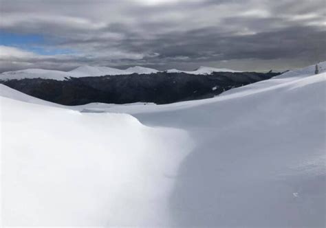 Risc Mare De Avalanșă La Munte Până Vineri Seară Zăpada Are și Doi