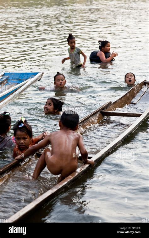 Laotische Kinder Spielen Im Fluss Ou Laos Enfants Laotiens Jouant Dans La Rivi Re Ou Laos