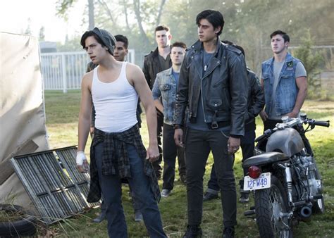 Riverdale: Cole Sprouse on Bughead, the Serpents, and More ...