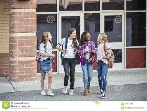 Meninas Adolescentes Que Saem Da Escola Que Fala E Que Anda Junto Foto