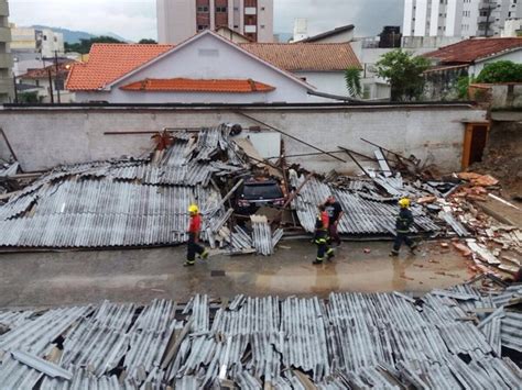 G1 Garagem Desmorona E Ruas Ficam Alagadas Após Chuva Em Tubarão Sc Notícias Em Santa Catarina