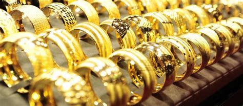Hukumnya bagaimana perempuan memakai gelang di kakinya ? Hukum Wanita Memakai Gelang Kaki - Muslimah Sholehah