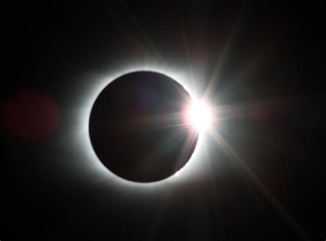 Următoarea eclipsă totală de soare, vizibilă de pe teritorul românei şi din bucureşti, se va produce pe 3 septembrie 2081. Interpretare vis in care privesti o eclipsa de soare sau de luna - DreamGeek.ro