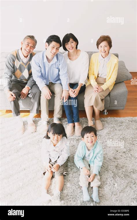 Trois générations de la famille japonaise sur le canapé dans le salon Photo Stock Alamy