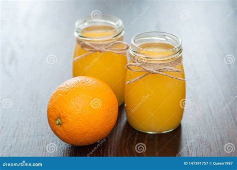 Zumo De Naranja En Tarros Y Estilo R Stico De La Fruta Entera Imagen De