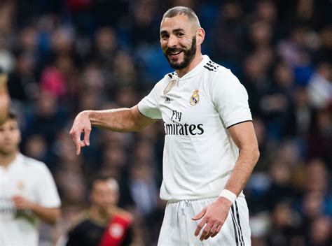 Benzema had a painful collision with ivan turitsov as he looked to direct a shot on goal, leaving the real madrid striker clutching his left foot. EdF : Benzema meilleur buteur de l'histoire, l'incroyable ...