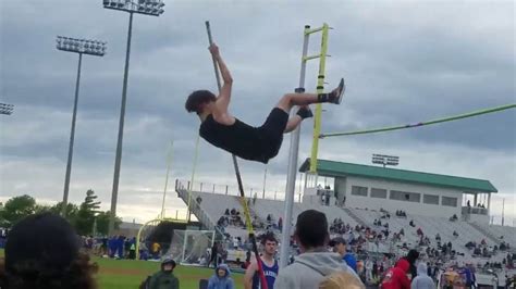 Phénomène internet en raison de sa beauté physique qui lui a valu plus de notoriété que ses performances sportives, elle est également blogueuse. Saut à la perche à 360°