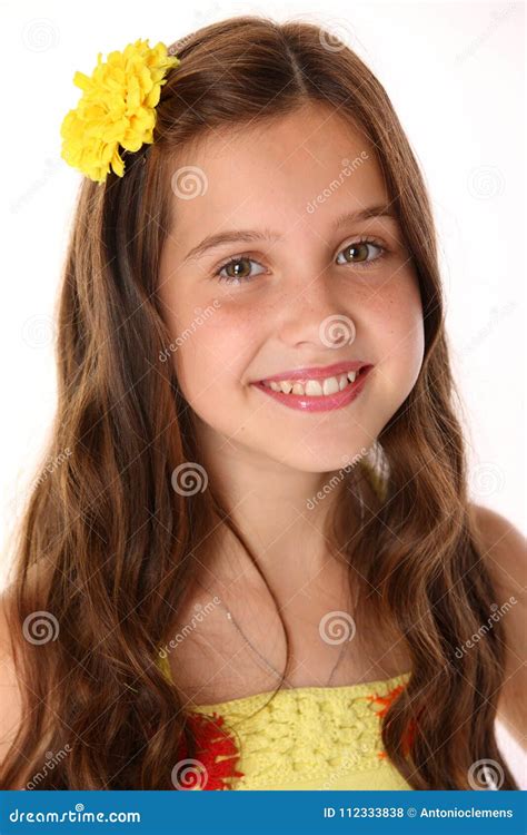 Portrait En Gros Plan Dune Belle Jeune Adolescente Heureuse Avec De Longs Cheveux Chics Photo