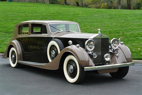 Tell us about the features that have been enhanced to make this car more in tune with the driver. VOITURES DE LEGENDE (915) : ROLLS-ROYCE PHANTOM III H.J ...