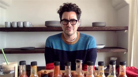Hot Ones Staffel Folge Dan Levy Gets Panicky While Eating Spicy Wings