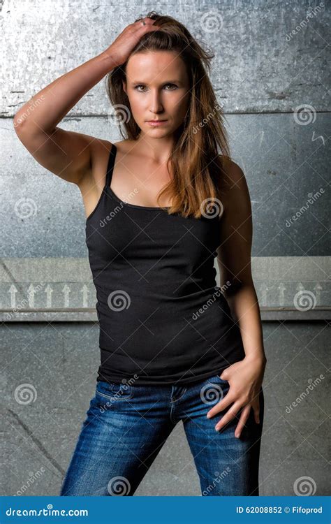 Moderiktig Kvinna I Jeans Som Poserar I Den Grungy Tunnelbanan