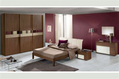 Una camera da letto di design, in cui l' arredamento minimal consta di una parete decorata che fa da testiera e di mobiletti letto a cubo. Miluna | Camere da letto moderne | Mobili Sparaco