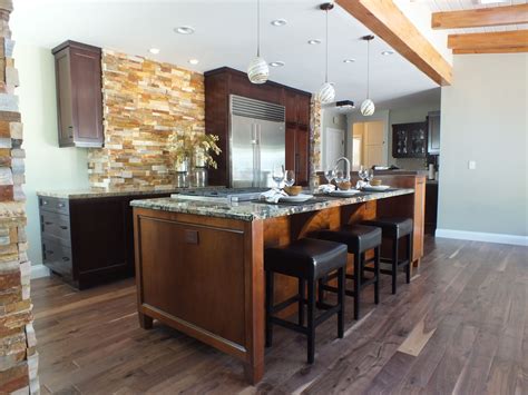 Kitchen Island With Cooktop And Ample Counter Seating Space Creates