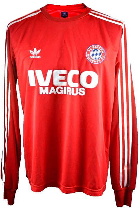 Die münchener sammelten so viele meisterschaftstitel wie kein anderes team und gehen auch im internationalen wettbewerb regelmäßig auf titeljagd. Adidas FC Bayern München Trikot 1982-84 Iveco Heim Rot ...