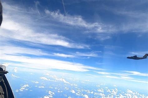Peristiwa itu terjadi lebih dari setahun setelah kapal china, haiyang dizhi 8, yang dikawal 10 kapal china lainnya melakukan survei di dalam perairan zona ekonomi. Barusan Kelabakan Setelah 'Diserang' China, Militer ...