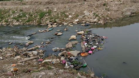 Here are 17 current environmental issues that can lead to loss of life of humans and the extinction of a wide variety of species if not handled in a timely manner. MP Serdang Kayaks KL Rivers In "River Of Life Expedition"