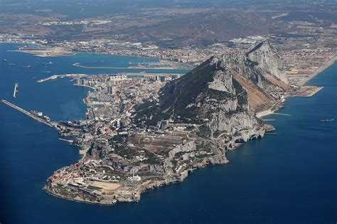 España reclama que este territorio le sea reintegrado y sostiene plenamente lo dispuesto por naciones unidas sobre esta cuestión.para la onu, gibraltar es un territorio no autónomo pendiente de. Spanish ambassador summoned over Gibraltar ship stand-off | Metro News